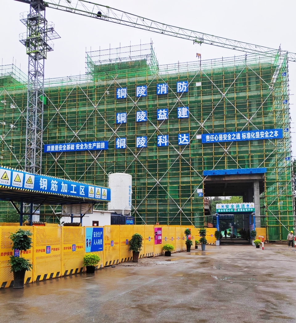 市建工局專家驗(yàn)評(píng)小組對(duì)承建項(xiàng)目“標(biāo)化工地”考察驗(yàn)評(píng)